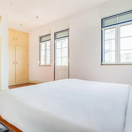3br @ Almirante Reis דירה